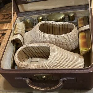 Vintage Grass Clogs Elegant Grooming Set with Mirror and Brushes